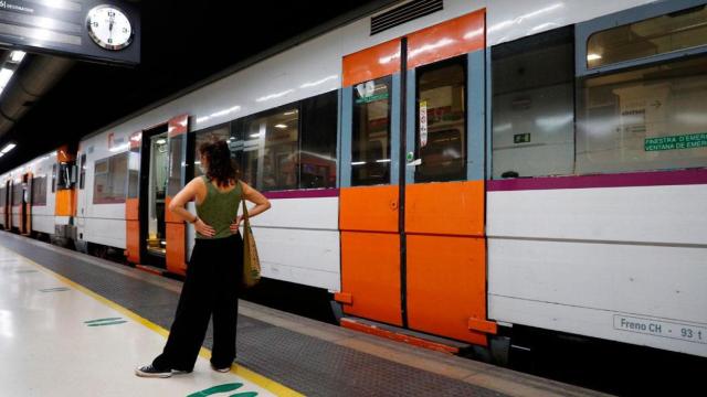 Una pasajera aguarda a su tren durante la huelga en Rodalies / EFE