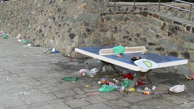 Estado en el que han quedado las inmediaciones de Bogatell tras una nueva noche de fiesta descontrolada / JOSE MARÍA TORRES