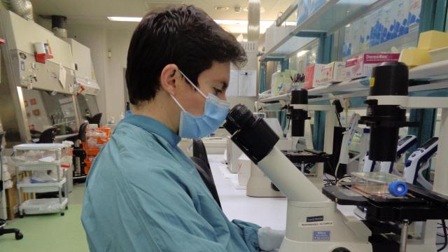 Edwards Pradenas, investigador predoctoral  de IrsiCaixa, durante la realización del estudio sobre la duración de los anticuerpos contra el Covid-19 / IRSICAIXA