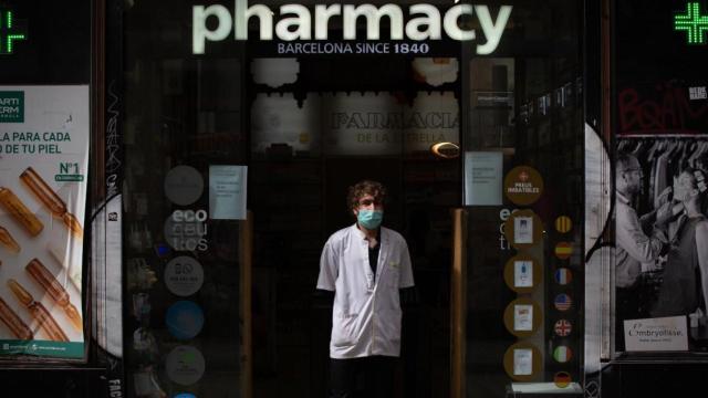 Una farmacia de Barcelona en una imagen de archivo. En breve podrían vender tests de antígenos / EP