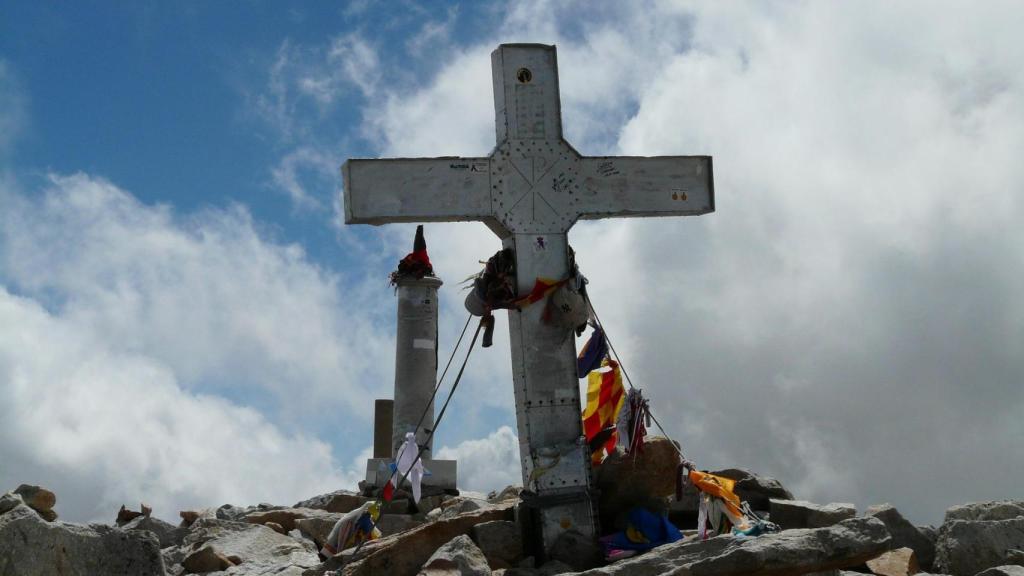 Creu de formigó que corona el pic Aneto