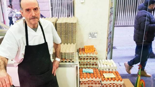 José, el pollero apaleado en Barcelona para robarle la cartera cuando abría su comercio / CG