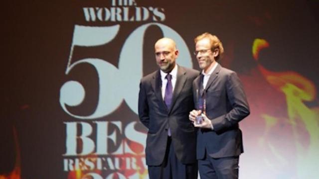 Una foto de Carlos Sitjar, gerente de gastronomía de Estrella Damm, y el chef Dan Barber en el escenario con el Chefs' Choice Award 2018