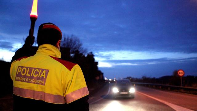 Un agente de Mossos d'Esquadra en un control, imagen de archivo