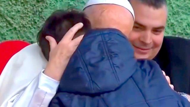 El Papa Francisco consuela a un niño huérfano