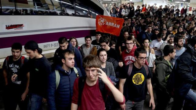 Los manifestantes, en su mayoría estudiantes, que paralizaron el AVE en la estación de Sants / AVE
