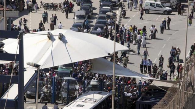Colas en la frontera entre Marruecos y Ceuta, en una imagen de archivo / EFE