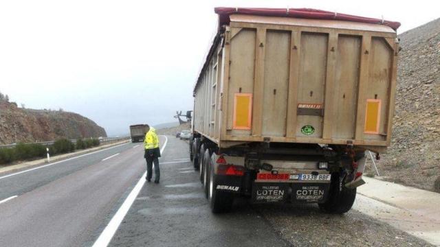 Un camión en el arcén en un tramo de la AP-7 / EFE