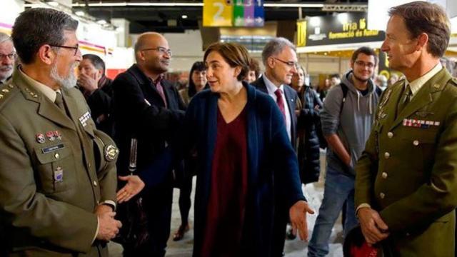 Ada Colau, con los militares del Ejército de Tierra en el Saló de l'Ensenyament de 2016 / CG