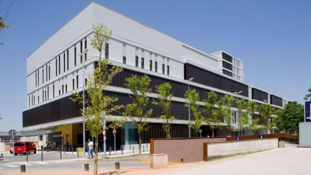Fachada de la Corporación Sanitaria Parc Taulí de Sabadell, donde se quemó la niña de dos años / CG