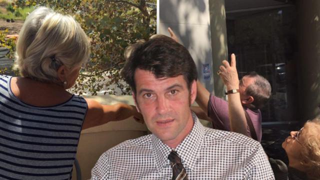 Jordi Sumarroca, presidente de Top Proyectos, y vecinos mostrando grietas en sus casas / CG