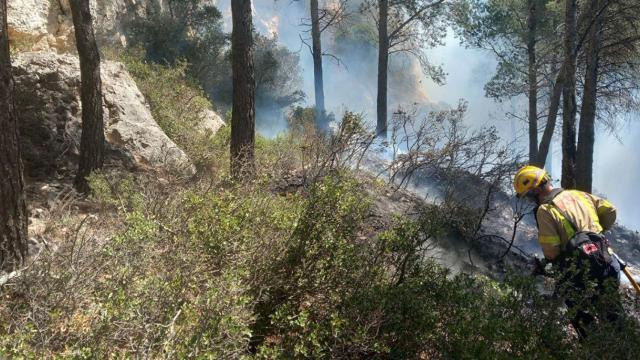 Los Bomberos de la Generalitat trabajan para extinguir el incendio en Gandesa (Tarragona) / BOMBERS