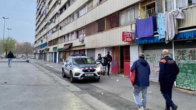 Los Mossos d'Esquadra realizan un registro en el edificio Venus del barrio de La Mina en el marco del operativo contra el tráfico de marihuana / CRÓNICA GLOBAL
