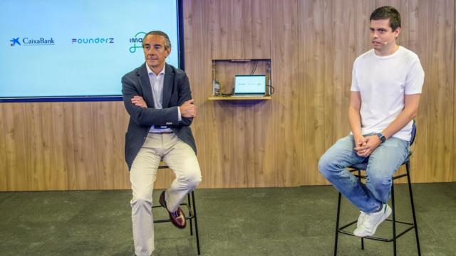 Juan Alcaraz (izq.), director general de negocio de Caixabank, y Pau Garcia-Milà (der.), cofundador de Founderz / CAIXABANK