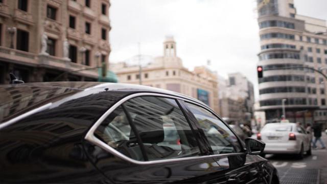 Un vehículo de Uber circulando por Madrid / CG