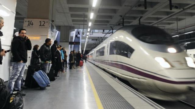 Un grupo de pasajeros esperan el AVE / EFE