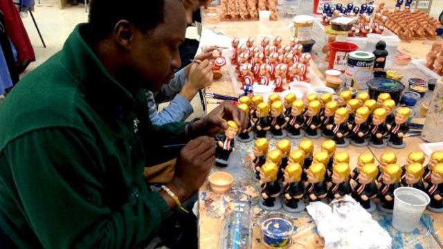 Imagen de archivo de un preso en un CIRE en el que se producían 'caganers' para Navidad, en cuyo uniforme el Govern ha destinado 274.000 euros / GENCAT