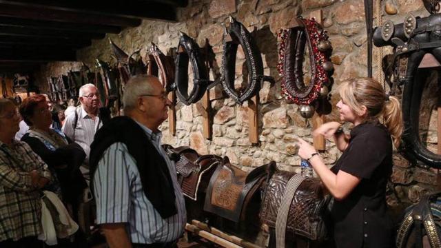 Visitantes recordando oficios olvidados en el Museo del Arriero / MUSEU DEL TRAGINER