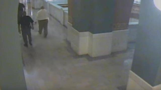 El acusado se suicidó al saltar or el hueco de las escaleras