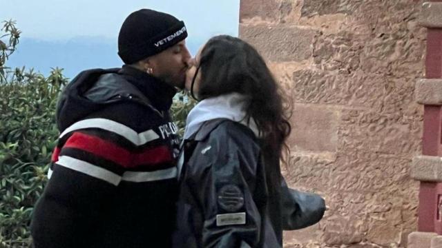 Rosalía y Rauw Alejandro se besan en Instagram / @holamotomami