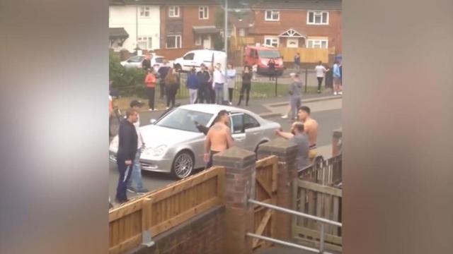 Foto de la brutal pelea callejera con palos y martillos en Londres