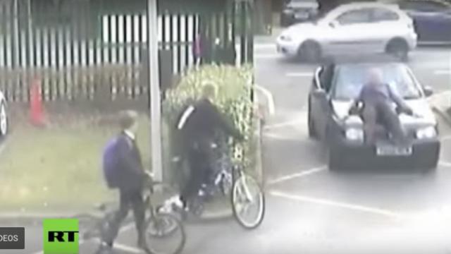 El padre en el momento de atropellar al profesor