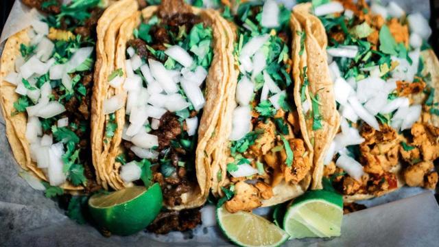 Bandeja con cuatro unidades de taco / XAVIER CROOK - UNSPLASH