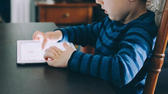 Menor usando una 'tablet' con la herramienta de Google para familias / UNSPLASH