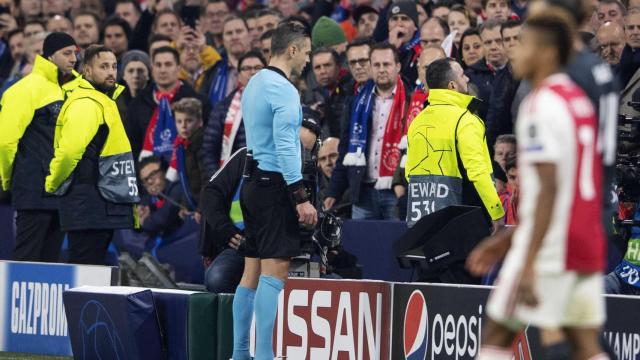 Skomina revisa en el VAR la jugada del primer gol del Ajax / EFE