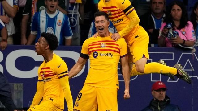 Gavi festeja con entusiasmo el gol de Lewandowski