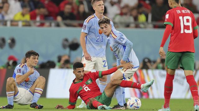 Pedri y Gavi, jugadores del Barça, en la eliminación de España contra Marruecos / EFE