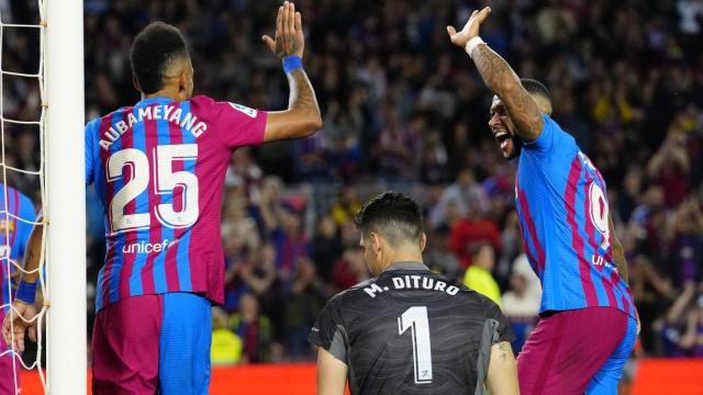 Aubameyang y Memphis se felicitan tras un gol del Barça al Celta
