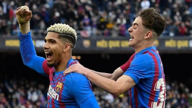 Araujo y Gavi, celebrando un gol con el Barça, durante una victoria en el Camp Nou / FCB