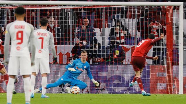 Lewandowski marca un gol de penalti al Salzburgo / EFE