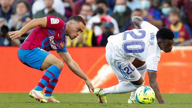 Sergiño Dest y Vinicius protagonizaron uno de los duelos del clásico / EFE