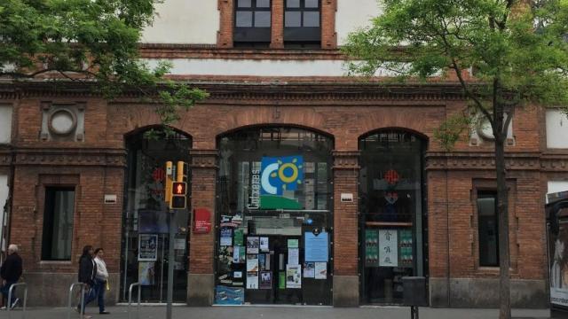 Imagen de la fachada de las Cocheras de Sants, recinto de mitines y eventos