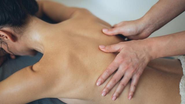 Masaje de espadas dado por una fisioterapeuta