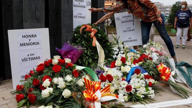 El acto de homenaje a las víctimas del atentado de Hipercor, en el que se han hecho ofrendas florales / QUIQUE GARCÍA - EFE