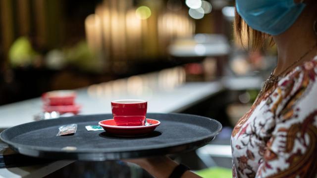 Una trabajadora lleva un café durante una jornada laboral / EP