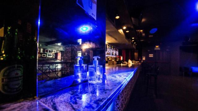 Gel desinfectante en una barra de una discoteca: el Govern pide las competencias para abrir el ocio nocturno / EP