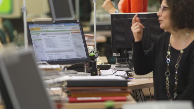 Imagen de una trabajadora de una de las entidades públicas del Estado / CG