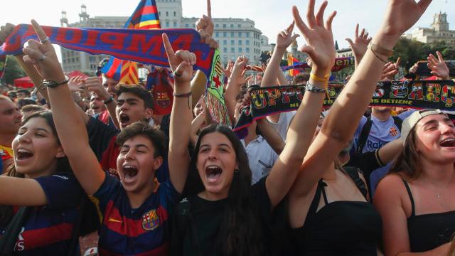 Aficionados del Barça en la plaza Catalunya de Barcelona antes de la final de la Champions femenina entre el equipo azulgrana y el O. Lyon / EFE