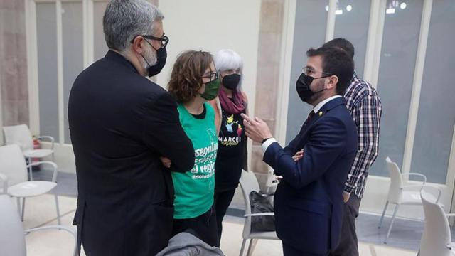 El presidente de la Generalitat, Pere Aragonès, con Carles Riera y Eulàlia Reguant, de la CUP / EFE