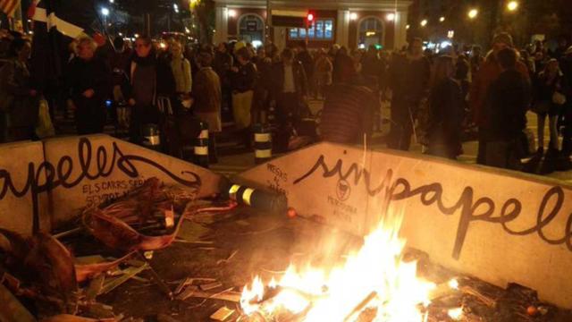Fogata en plena calzada en la concentración independentista de la Meridiana / @txecatala (TWITTER)