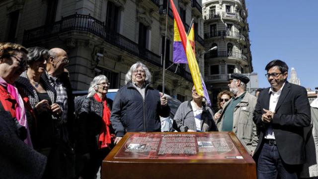 Gerardo Pisarello (d), 'número dos' de Colau, en la inauguración de la placa contra la represión / AJ.BCN