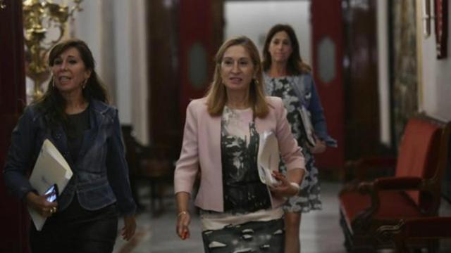 La presidenta del Congreso, Ana Pator, junto a la secretaria primera de la cámara, Alicia Sánchez-Camacho / EUROPA PRESS