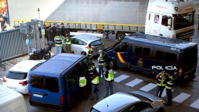 La Policía Nacional interviene documentación que los Mossos d'Esquadra intentaba incinerar, presuntamente relacionada con el espionaje de los agentes catalanes / EFE