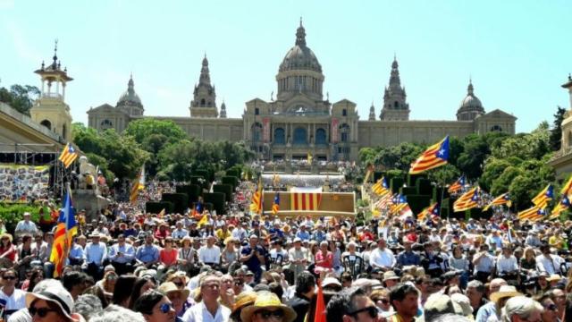 Varios miles de personas se concentran en Montjuïc (Barcelona) para pedir un referéndum por la independencia / TWITTER