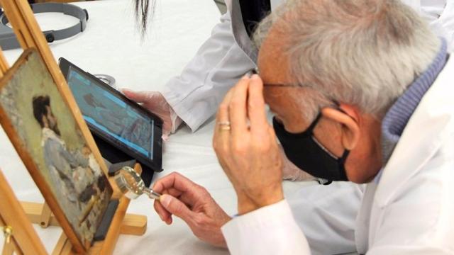 Miembros del equipo del Centre d'Art d'Època Moderna (CAEM) de la Universitat de Lleida examinando ‘Estudio de busto de un hombre’ (1885), de Joaquín Sorolla / UNIVERSITAT DE LLEIDA