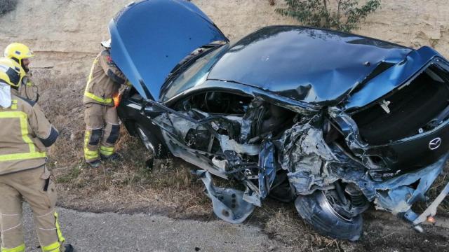 Los bomberos trabajan en un accidente que provoca kilómetros de retenciones / BOMBERS